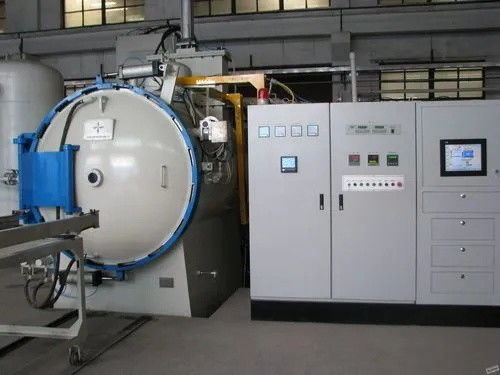qualità  1300C Max. Temperature Vacuum Oil Quenching Furnace 380V Adjustable Voltage fabbrica